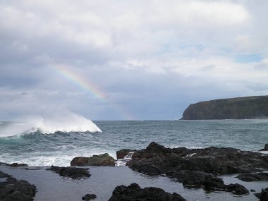 Atlantik Okyanusu üzerinde gökkuşağı. Sao Miguel adası kıyısı. Azores.