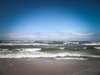 Baltık Denizi. Boşluğu mavi gökyüzünde kopyala.