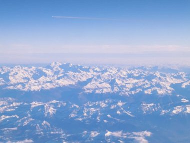 Alpler bir uçak penceresinden görülmüş. Doğal fenomen.
