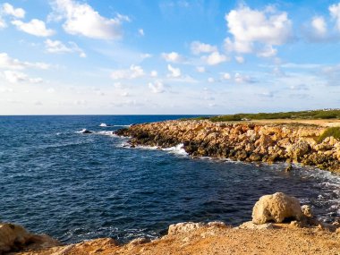 Kıbrıs Rum Kesimi 'nin Coral Bay yakınlarındaki kıyı bölgesinde. Saf doğa..