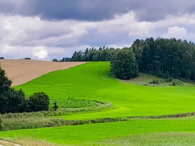 Fırtına geliyormuş. Kashubian çayırlarının üzerinde bulutlu bir gökyüzü. Saf doğa, Kuzey Polonya 'nın güzel manzarası. Pomeranya 'daki Kashyubia Bölgesi.