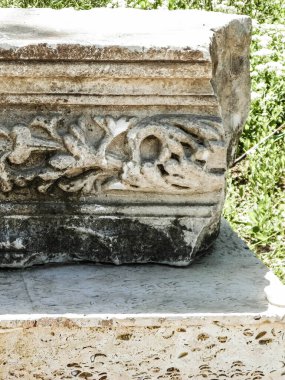 Romanya 'nın Köstence kentindeki parktaki antik kalıntılar. Tarih ve mimari kavramı.