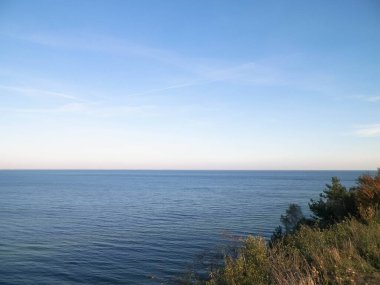 Baltık Denizi 'ndeki uçurumun manzarası. Boşluğu mavi gökyüzünde kopyala.