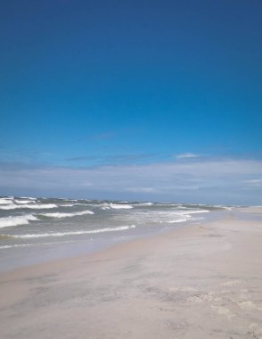 Stilo 'da büyük bir plaj. Baltık Denizi kıyısı. Stilo, Polonya 'nın en büyük plajlarından biri..