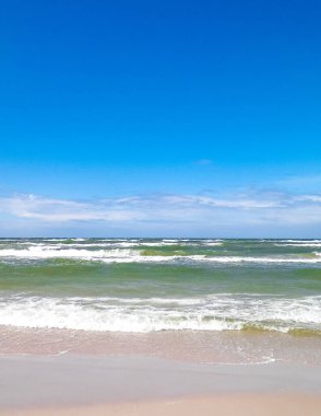 Baltık Denizi. Boşluğu mavi gökyüzünde kopyala.