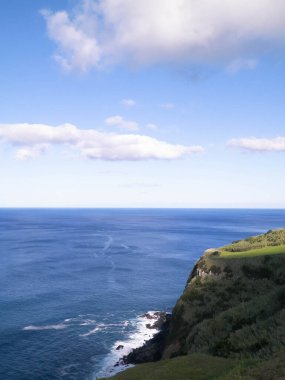 Sao Miguel 'in sahil kayalıkları, Azores adaları. Doğanın güzelliği, boşluğu mavi gökyüzünde kopyala.