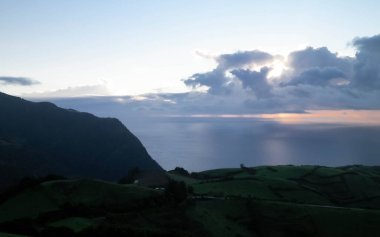 Sao Miguel adasında çarpıcı bir gün batımı. Sao Miguel, Azores Takımadaları 'nın en büyük adasıdır..