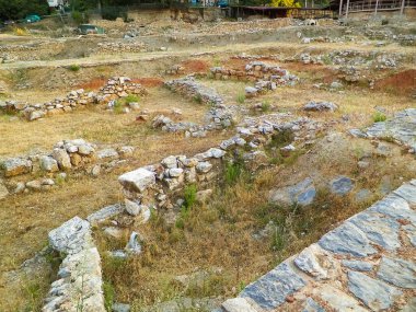 Makedonya 'nın Plaoshnik manastırı bölgesindeki harabeler. Mimarlık ve keşif konsepti.
