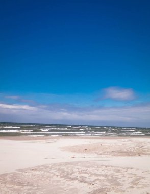 Stilo 'da büyük bir plaj. Baltık Denizi kıyısı. Stilo, Polonya 'nın en büyük plajlarından biri..