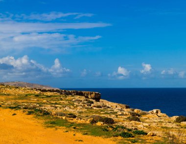 Marfa yarımadasındaki kayalıklardan Akdeniz manzarası. Malta Adası.