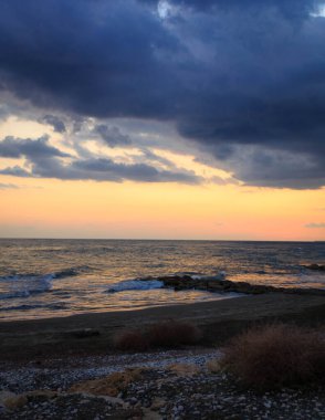 Akdeniz üzerinde gün batımının göz kamaştırıcı manzarası. Doğanın güzelliği.
