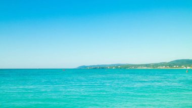 Sahil ve şeffaf, Tiren Denizi 'nin turkuaz suyu. Seyahat ve doğa kavramı. Güneşli bir yaz günü. Boşluğu kopyala.