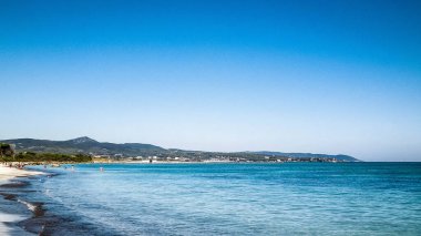 İtalya, Vada 'da sahil ve sahil. Şeffaf, turkuaz su ve beyaz kum. Seyahat ve doğa kavramı.