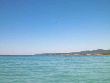 Tiren Denizi 'nin turkuaz suyu. Seyahat ve doğa kavramı. Güneşli bir yaz günü. Boşluğu kopyala.