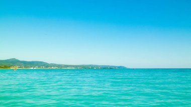 Tiren Denizi 'nin turkuaz suyu. Seyahat ve doğa kavramı. Güneşli bir yaz günü. Boşluğu kopyala.