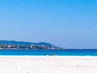 İtalya, Vada 'da sahil ve sahil. Şeffaf, turkuaz su ve beyaz kum. Seyahat ve doğa kavramı.