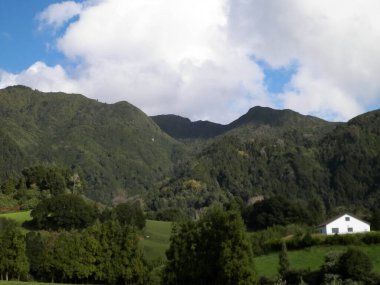 Sao Miguel Adası 'nda dağın tepesinde. Azores. Doğanın güzelliği.