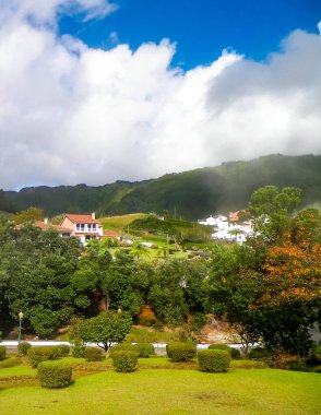 Sao Miguel Adası 'ndaki mobilyalar kaplıca ve popüler turistik eğlence şehridir. Azores takımadaları.