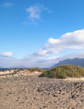 Caleta de Famara 'da bir plaj. Lanzarote Adası. Kanarya Adaları takımadaları. Sörf yapmak için popüler bir yer..