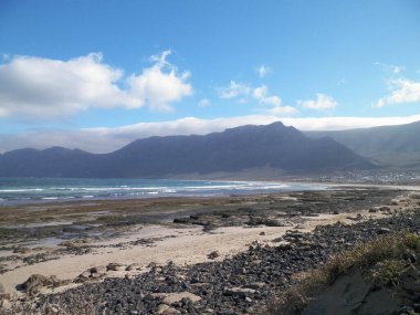 Caleta de Famara 'daki Atlantik kıyısında. Lanzarote Adası. Kanarya.