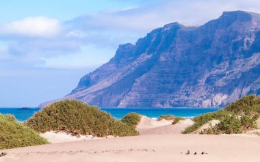 Lanzarote Adası 'ndaki Sandy Beach Caleta de Famara. Kanaryalar. Sörfçüler arasında ikonik bir yer.