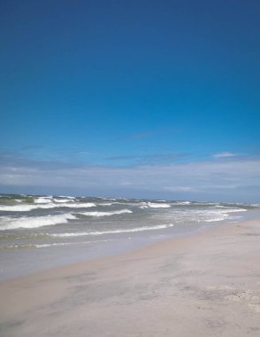 Stilo 'da büyük bir plaj. Baltık Denizi kıyısı. Stilo, Polonya 'nın en büyük plajlarından biri..