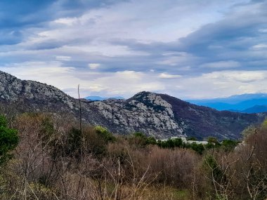 Skadar Gölü yakınlarındaki Rumija Dağları. Karadağ turizm sezonu dışında.