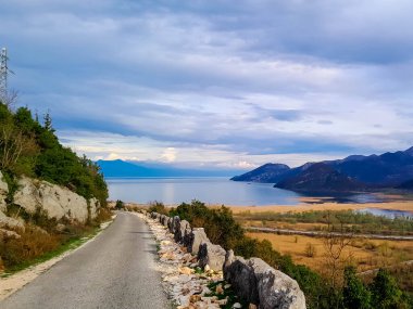 Rumija Dağları ve Skadar Gölü. Karadağ turizm sezonu dışında.