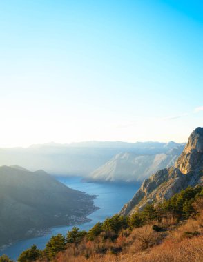 Karadağ 'daki fiyort ve Lovcen Dağları manzarası. Doğanın güzelliği.