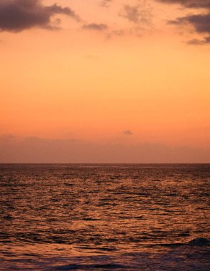 Akdeniz üzerinde gün batımının göz kamaştırıcı manzarası. Doğanın güzelliği.