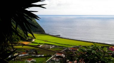 Azores, Sao Miguel adasındaki Faial Da Terra küçük köyünün güzel manzarası. Seyahat ve doğa kavramı.