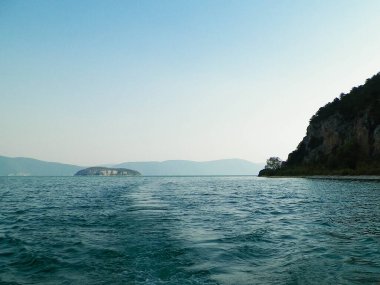Prespa Gölü kıyıları ve Galiçya Ulusal Parkı Dağları. Prespa, vahşi doğası ve pelikan rezervleriyle tanınan Makedonya, Yunanistan ve Arnavutluk arasında yer alıyor.
