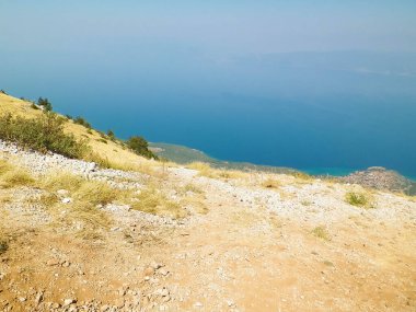 Makedonya 'nın Galicica Ulusal Parkı' ndaki dağların zirvesine bakın. Galiçya, Ochrid ve Prespa Gölü arasındaki Ulusal Park 'tır. Makedonya 'da off-road, Balkan doğası ve keşif kavramı. Boşluğu kopyala.