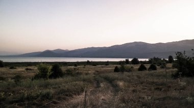 Makedonya 'nın Prespa Gölü kıyıları ve Galiçya Ulusal Parkı Dağları manzarası. Galiçya, Ochrid ve Prespa olmak üzere iki göl arasındaki ulusal parktır. Balkan doğası ve keşif kavramı.