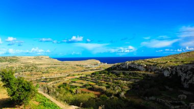 Marfa Yarımadası manzarası. Malta 'nın kuzeyi.