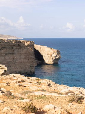 Marfa yarımadasındaki kayalıklardan Akdeniz manzarası. Malta Adası.