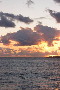 Akdeniz üzerinde güzel gün doğumu veya gün batımı gökyüzü.