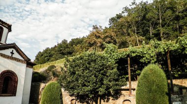 Makedonya 'nın Ochrid Gölü kıyısına yakın Aziz Athanasius Ortodoks Kilisesi. Din ve mimari kavramı.