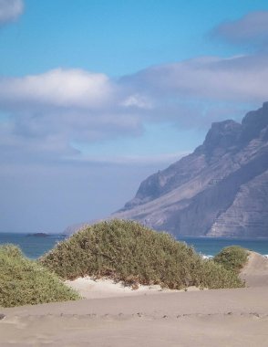 Lanzarote Adası 'ndaki Sandy Beach Caleta de Famara. Kanaryalar. Sörfçüler arasında ikonik bir yer.