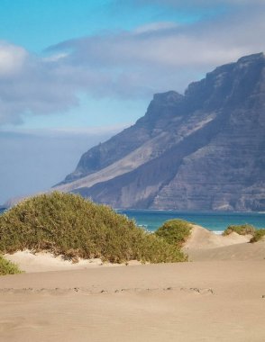 Lanzarote Adası 'ndaki Sandy Beach Caleta de Famara. Kanaryalar. Sörfçüler arasında ikonik bir yer.
