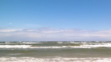 Baltık Denizi. Boşluğu mavi gökyüzünde kopyala.