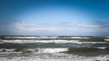 Baltık Denizi. Boşluğu mavi gökyüzünde kopyala.