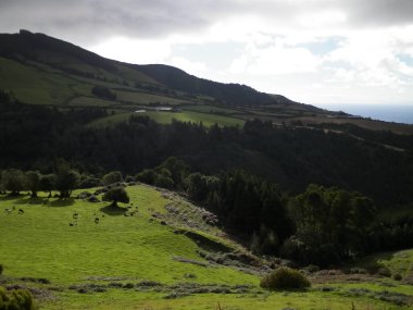 Sao Miguel Adası 'nda fırtına geliyor. Dağ manzarası. Azores.