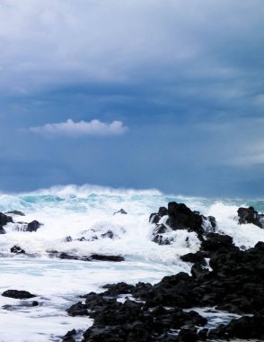 Sao Miguel 'de Povocao sahilinde fırtınalı bir hava var. Azores.