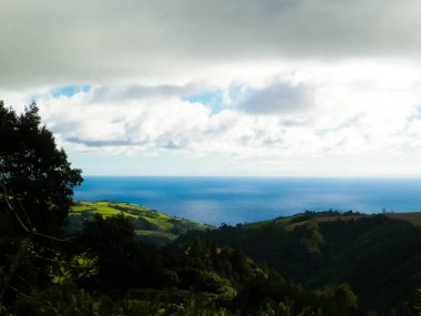 Tipik Azores manzarası. Arka planda doğal yeşil arazi tepeleri ve deniz. Doğanın güzelliği konsepti.