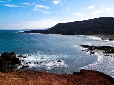 El Golfo plajındaki uçurumlar. Lanzarote Adası. Popüler turistik cazibe.