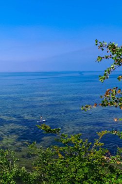 Pucka Körfezi 'nde SUP panosunda yüzüyordum. Polonya, Oslonino yakınlarında. SUPboard sporu Polonya 'da popüler bir spordur ve Pucka Koyu' nda bu etkinlik için harika koşullar vardır..