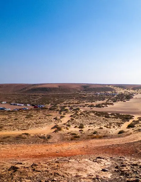 Güneşli bir günde Lanzarote Adası 'nda çöl. Boşluğu mavi gökyüzünde kopyala.