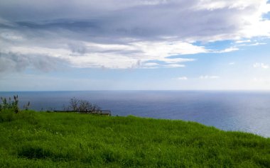 Atlantik Okyanusu 'nun okyanus manzarası Sao Miguel Adası' nın kıyılarını oluşturur. Azores Takımadası.