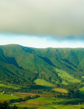 Caldeira do Alferes yakınlarındaki Sao Miguel 'deki dağların nefes kesici manzarası. Azorian Takımadasının Güzelliği.